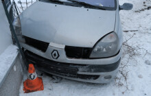 Nezpomalili na vozovce a havarovali. Policie nabádá k opatrnosti