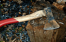 Zdrogovaný muž se sekyrou vnikl do ložnice vylekaných seniorů, tam se zabarikádoval