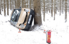 Senior havaroval na zasněžené silnici