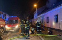 Vyhořel jim dům. Město mamince dvou dětí pomůže s bydlením