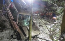 Třiadvacetiletá řidička dostala smyk a skončila mimo silnici