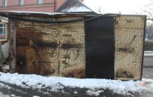 Řidiči v Olomouci spadla z nákladního vozu buňka