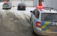 VIDEO: Divoká policejní honička. Řidiče BMW zastavila až garážová vrata