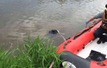 Mrtvolu v rybníku objevil rybář. Policie zná totožnost těla