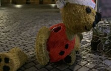 Svítící medvídek dostal naloženo. Oblíbenou atrakci poničili vandalové