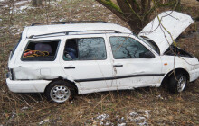 Otočila auto na střechu a skončila v potoce. V autě byly i děti