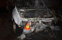 Opilý muž bez řidičáku havaroval v Olomouci, auto vzplálo