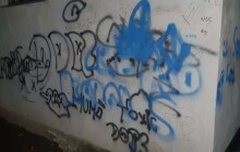 Policie zjistila, kdo má na svědomí malůvky na zdech v Hranicích