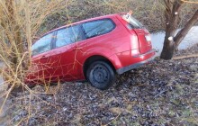 Při parkování sjel ze srázu do potoka, i přes zranění nevolal záchranku