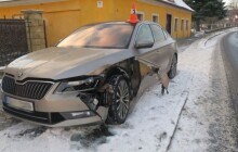 Letní pneumatiky na Jesenicku uprostřed zimy. Řidič naboural do sněžného pluhu