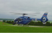 Loupežné přepadení pošty, muž vytáhl na obsluhu zbraň. Po zloději pátrá i vrtulník