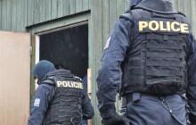 Policie dopadla lupiče z pošty v Dobromilicích. Zbraň našel policejní potápěč