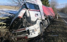 Sjetá a s trhlinami. Špatná pneumatika mohla za nehodu kamionu