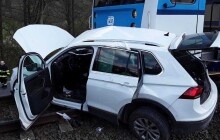 Řidič vjel na přejezd přímo pod kola projíždějícího vlaku. Z auta ho vyprostili hasiči