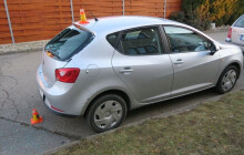 Cyklista vysklil zadní okno auta a skončil v nemocnici