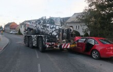 Autojeřáb přejel do protisměru, kde se srazil s osobním vozidlem