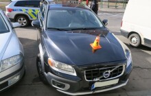 Opilý muž špatně zařadil rychlost, z parkovacího místa nevyjel