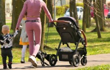 Podchlazené miminko zahřívala policejní bunda i kulich. Do Mlýnského potoka v Olomouci sjel kočárek