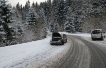 Řidič nehleděl na stav vozovky. Střetl se s protijedoucím vozidlem