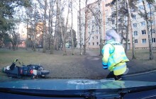 VIDEO: Opilý řidič na skútru ujížděl policistům, nadýchal přes 2 promile
