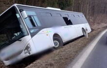 Havárie autobusu si vyžádala pět zraněných. V autobuse jelo i několik dětí