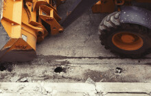 Bagr, který kličkoval po cestě neunikl náhodnému svědkovi