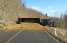 Čtvrt milionu se rozsypalo na silnici. Na Šumpersku se převrátil kamion