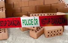 Ženu při krádeži stavebního materiálu přistihl starosta. Stavitelka všechny cihly vrátila