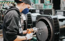 Práce snoubená se školou. Mladí studenti vyrábí v M.L.S. Holice generátory do celého světa