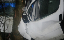 Řidič narazil do stromu, těžce zraněný byl převezen do nemocnice