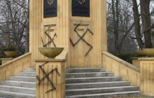 Foto: Hákové kříže na pomníku Rudé armády. Policie zahájila vyšetřování