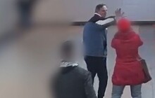 VIDEO: Ve vlaku se ukájel před ženou, neznámeho muže teď hledá policie