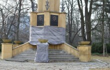 Hákové kříže na památníku v Olomouci se nepodařilo odstranit, jsou zakryté