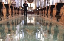 V kostele na náměstí Republiky znejistíte. Projděte se po skleněných plátech