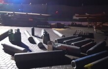 Požár pneumatik a průmyslové haly v Nákle, hasiči postupně vynesli 13 tlakových nádob