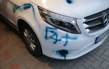 Posprejoval auto v centru Olomouce. Neznámého pachatele hledá policie