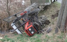 Převrácený traktor na Šumpersku. Mladý řidič najel na nezpevněnou krajnici