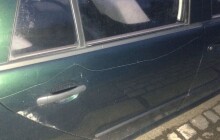 Opilec klíči poškrábal cizí auto. Odhalil ho kamerový systém