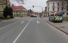 Řidič srazil cyklistku a z místa nehody ujel. Pátrá po něm policie  