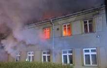 Rodinný dům, auto i zemědělské přístavky v plamenech. Hasiči zasahovali v Držovicích