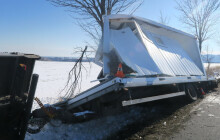 Vysypal se i se soupravou. Na dvě hodiny tak zavřel silnici