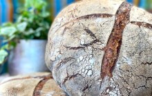 Domácí kvas, kvalitní mouka a den v chladu. Bistro Helen peče domácí chléb