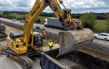 Bagry demolují dálniční most na prostějovské estakádě. Silnice pod ním je uzavřena