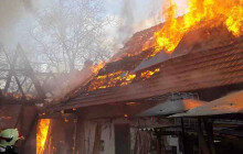 Hasiči likvidují požár v Zámrskách. Škodu přesáhne 5 milionů korun