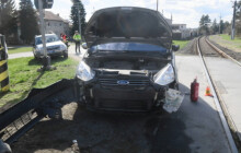 Štěstí v neštěstí na železničním přejezdu. V Kostelci na Hané se auto střetlo s vlakem