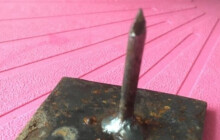 Pasti na kolemjdoucí i projíždějící vozidla. Město bojuje s nastraženými bodci