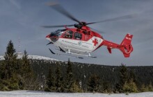 Lyžařka narazila do stromu. Na Ovčárnu pro ni letěl vrtulník