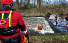 Začíná vodácká sezóna. Hasiči trénovali komplikovanou záchranu z jezu