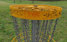 Vandal řádil na Šternbersku. Poškodil discgolfové hřiště