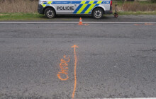 Řidič autem zachytil nezletilou chodkyni. Dívce pomohl vstát, ale poté odjel